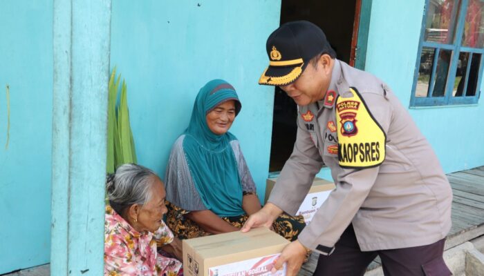 Polres Natuna Salurkan 500 Paket Sembako dari Polda Kepri Selama Bulan Ramadhan