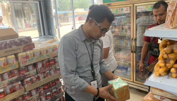 Polsek Bengkong Temukan Sejumlah Makanan Kedaluwarsa Dijual di Supermarket