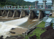 Kacau, Pejabat Ini Keringkan Bendungan hanya Untuk Ambil Hp Jatuh saat Selfie