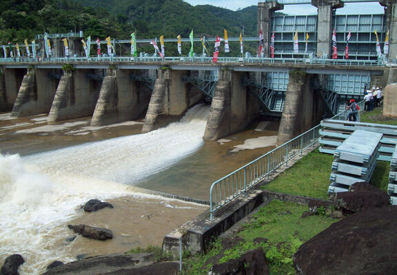 Kacau, Pejabat Ini Keringkan Bendungan hanya Untuk Ambil Hp Jatuh saat Selfie