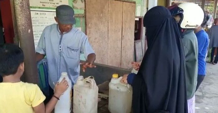 [VIDEO] Mirisnya Warga Natuna, Sudah Tahun 2023 Masih Antre Minyak Tanah