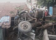 [VIDEO] Truk Molen Terjun Bebas Hancurkan Rumah Warga di Bengkong
