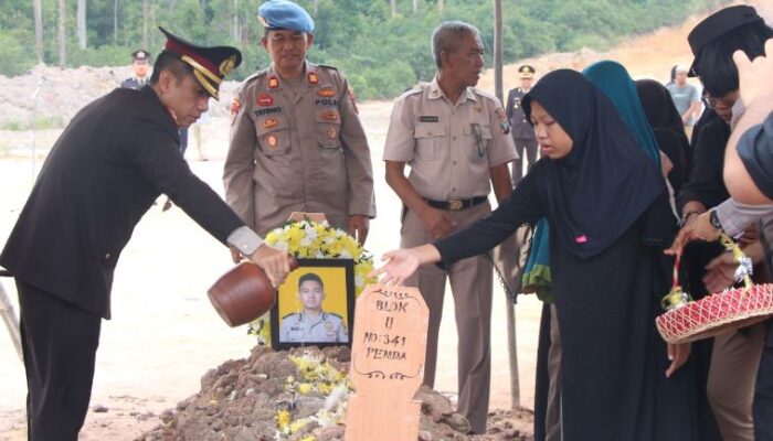 Jenazah Briptu Ayub Korban Tabrak Lari di Sagulung Dimakamkan, Pengemudi Truk Menyerahkan Diri