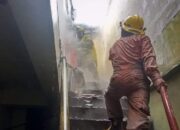 [Foto] Api Ludeskan Lantai 4 Ruko di Komplek Tanjungpantun Jodoh Batam