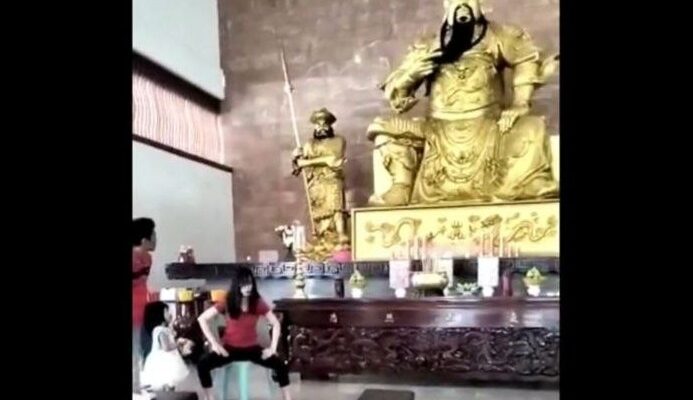 Viral, Penampakan Wanita Kesurupan di Wihara Maitreya Batam Center
