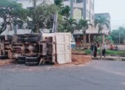Truk Terguling di Simpang Lampu Merah Batam Center, Sopir Terluka