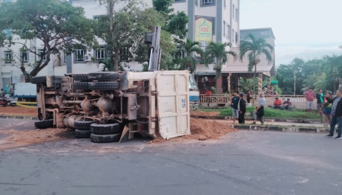 Truk Terguling di Simpang Lampu Merah Batam Center, Sopir Terluka