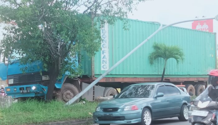 Pemotor di Batam Nyaris Dilindas Truk Kontainer, Sopir Banting Stir Tabrak Pohon dan Lampu Jalan
