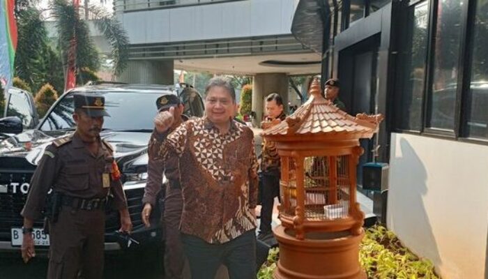 Sosok Diduga Pengawal Airlangga Ancam Tembak Wartawan Halangi Jalan
