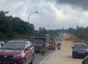 [Video] Lalu lintas Arah Bandara Hang Nadim Padat Merayap saat Mobil Terbakar di Jalan