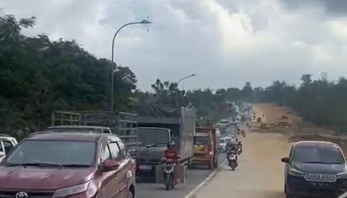[Video] Lalu lintas Arah Bandara Hang Nadim Padat Merayap saat Mobil Terbakar di Jalan