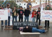 Breaking News Video: ‘Keranda’ Mayat Diusung ke Depan Gerbang Kantor BP Batam