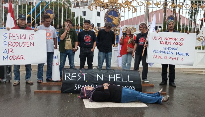 Breaking News Video: ‘Keranda’ Mayat Diusung ke Depan Gerbang Kantor BP Batam