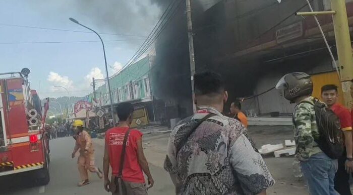 Video Breaking News! Si Jago Merah Mengamuk di Ruko Town House Tanjung Piayu