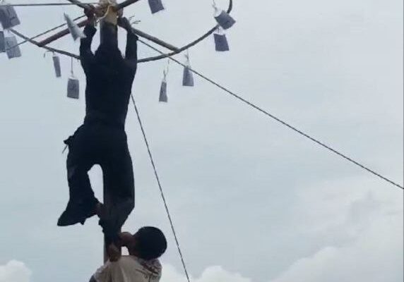 Ibu-ibu di Natuna Terpeleset dari Puncak saat Panjat Pinang