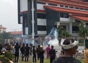 Breaking News! Unjuk Rasa Ricuh, Kaca Gedung BP Batam Hancur Dihujani Batu