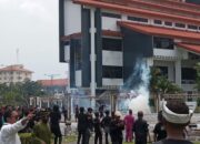 NEWS VIDEO: Detik-detik Kericuhan Demo Rempang Bikin Kaca Gedung BP Batam Hancur