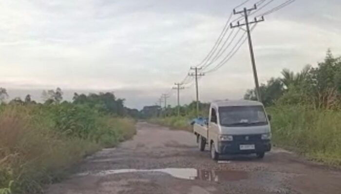 Jalan Poros Tiga Desa Rusak, Warga Keluhkan Aktivitas Truk Cakang di Industri Tanjung Buton