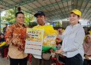 Tinjau Program Sosial di Bintan, Cen Sui Lan Bagikan Seratus Paket Beras Gratis di Kijang