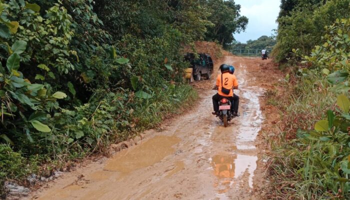 Akses Jalan GOR Natuna Becek Berlumpur, Warga: Padahal Turnamen Tahunan di Sini