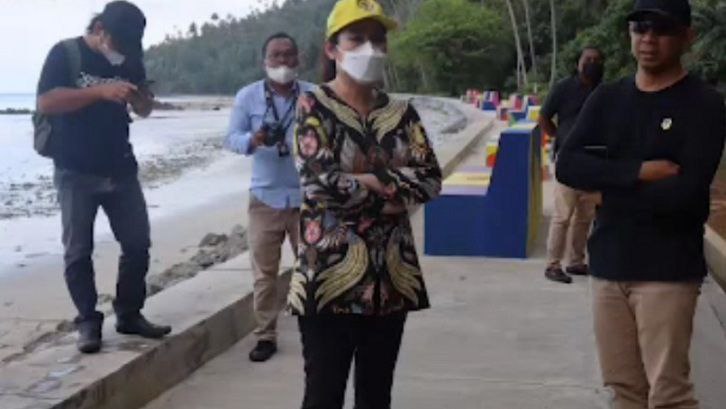 Cen Sui Lan Anggota Komisi V DPR RI Fraksi Golkar Dapil Kepri saat meninjau jalan pantai Maros Sedanau, Natuna. (Foto: ist)