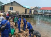 Satpolairud Polresta Barelang Bersihkan Pantai Tanjung Penakit Bersama Warga dan Mahasiswa