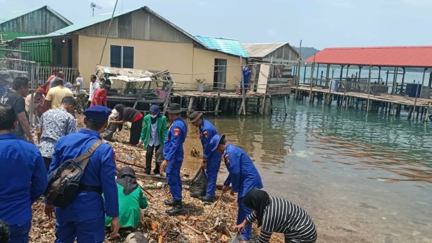 Satpolairud Polresta Barelang Bersihkan Pantai Tanjung Penakit Bersama Warga dan Mahasiswa