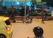 Pemotor Wanita Terseret Arus Banjir di Jalan Seraya