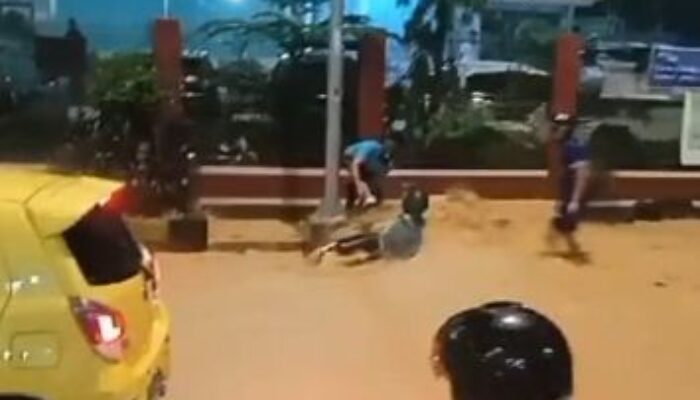 Pemotor Wanita Terseret Arus Banjir di Jalan Seraya