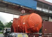 Trailer Bermuatan Tangki Raksasa Tabrak Jembatan JPO Tiban Kampung