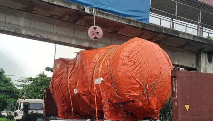 Trailer Bermuatan Tangki Raksasa Tabrak Jembatan JPO Tiban Kampung