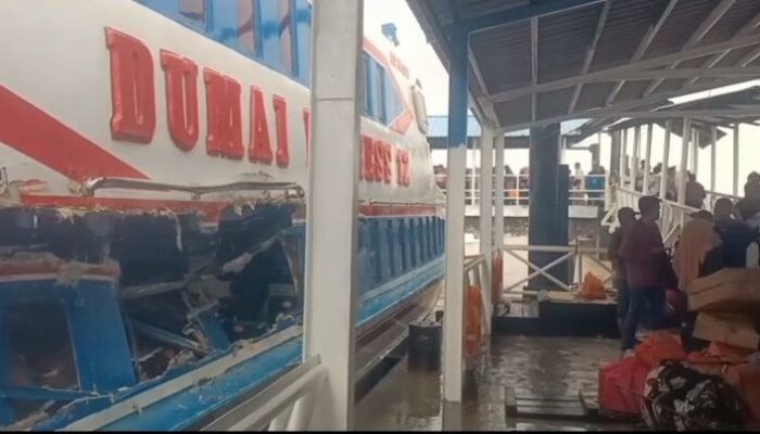 VIDEO: Penampakan Penumpang di Dalam Kapal Dumai Express Syok, Kapal Jebol Dihantam Dumai Line