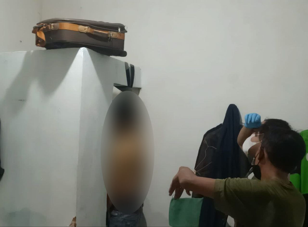 TR ditemukan tewas tergantung di depan kamar mandi kos-kosannya. (Foto: ist)