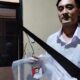 Ayah gergaji tangan anak