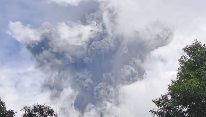 Breaking News! Gunung Marapi di Sumbar Meletus, Warga Berhamburan Panik