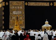 Ka’bah Ditutup dan Tak Bisa Disentuh Jemaah untuk Sementara