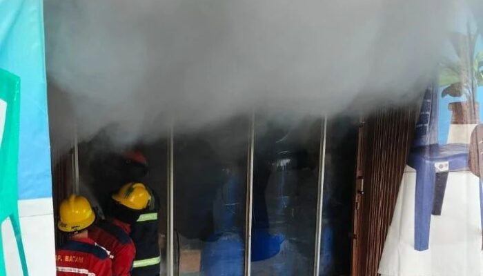 Dua Ruko di Top One Punggur Center Kebakaran, Dua Setengah Jam Api Dipadamkan