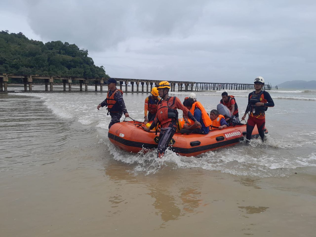 Gudangberita - Penyelamatan ABK Tugboat TB Bintan Seroja 88 di Perairan Padang Melang, Jemaja, Anambas