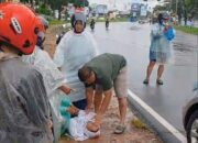 Diduga Kesurupan , Seorang Ibu di Batam Tiba-tiba Salat di Jalan