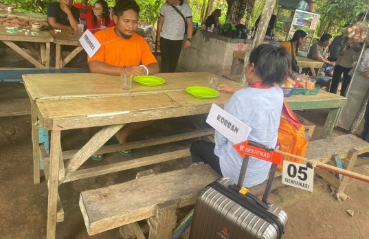 Adegan saat Zul makan di kedai Nasi Padang tak jauh dari Pelabuhan Sekupang. Polisi menggelar kasus pembunuhan wanita asal Kundur, Karimun bernama Fitriyani. (Foto: Gudangberita)