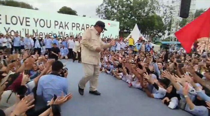 Massa Pendukung di Batam Terhibur Prabowo Loncat-loncat Joget Gemoy