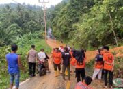 Longsor di Desa Palmatak Anambas Bikin Jalan Putus, Polsek Gerak Cepat