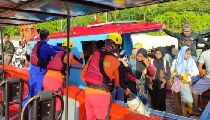 Tim SAR Evakuasi 30 Pelajar SMP 1 Palmatak Anambas Usai Kemah di Pulau Snul