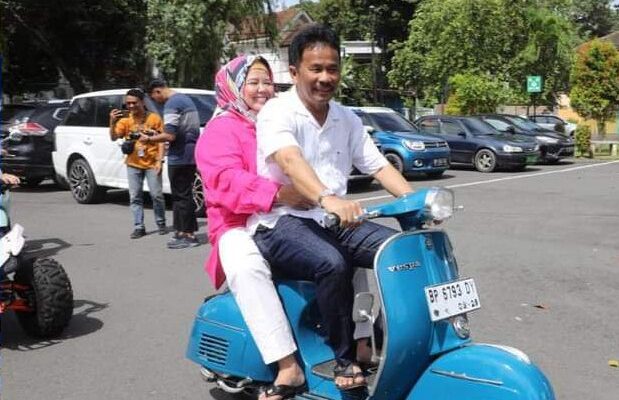 Wakil Gubernur Kepri Marlin Ungkap Alasan Boncengan Naik Vespa ke TPS Bareng Suami