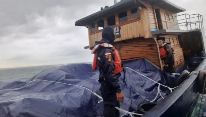 Bea Cukai Tangkap Kapal Bermuatan Pakaian-Sepatu Bekas dari Luar Negeri di Perairan Batam