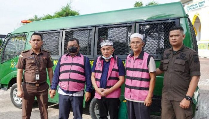 Penampakan Mantan Bupati dan Mantan Ketua DPRD Natuna Pakai Rompi Tahanan