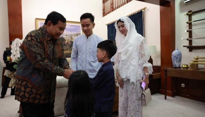 Silaturahmi Lebaran, Prabowo Tawari Jan Ethes Kuda: Suka yang Putih atau Warna Emas?