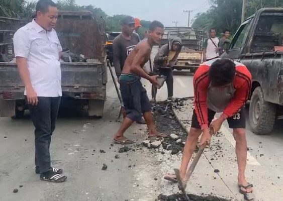 Ngah Ige Minta Pemkab Siak Responsif, Warga Ngeluh Jalan Rusak Menuju PT SIR Tualang