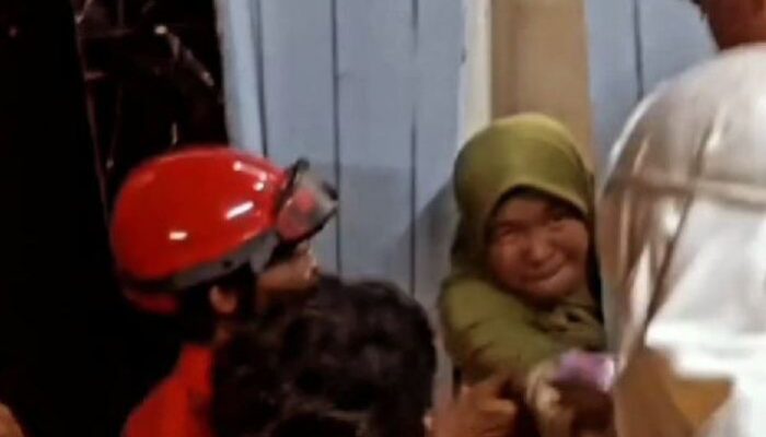 Emak-emak Lemas Terjebak Satu Jam dalam Lift di Batam