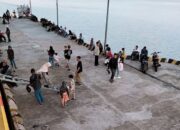 Miris, Emak Emak Harus Merangkak Naik Kapal Pelni di Subi